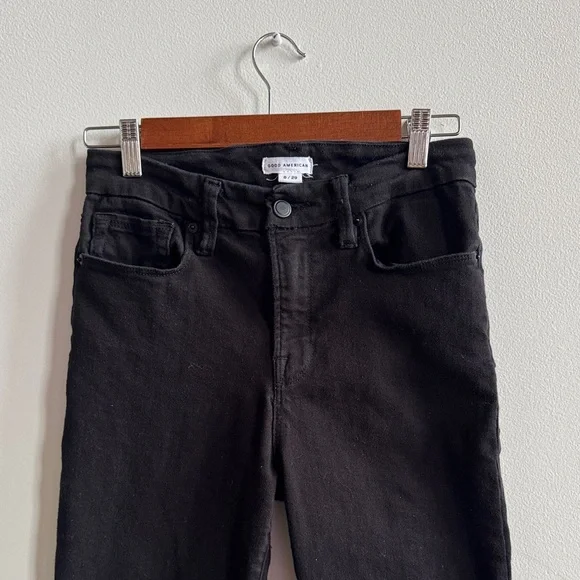 Good American NEVER FADES GOOD PETITE STRAIGHT JEANS - Picture 8 of 15